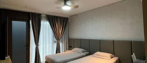 Deluxe Twin Room | Individually decorated, individually furnished, desk, laptop workspace