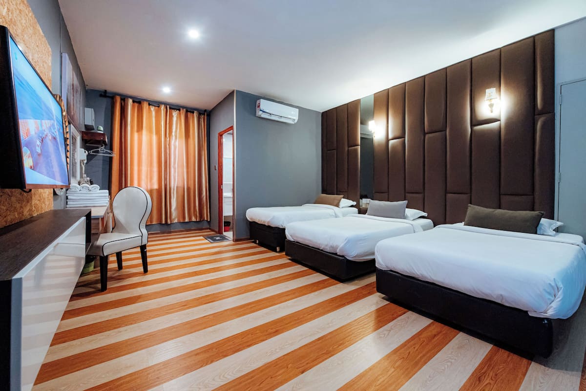 Classic Triple Room, Pool View, Courtyard Area | Individually decorated, individually furnished, desk, laptop workspace
