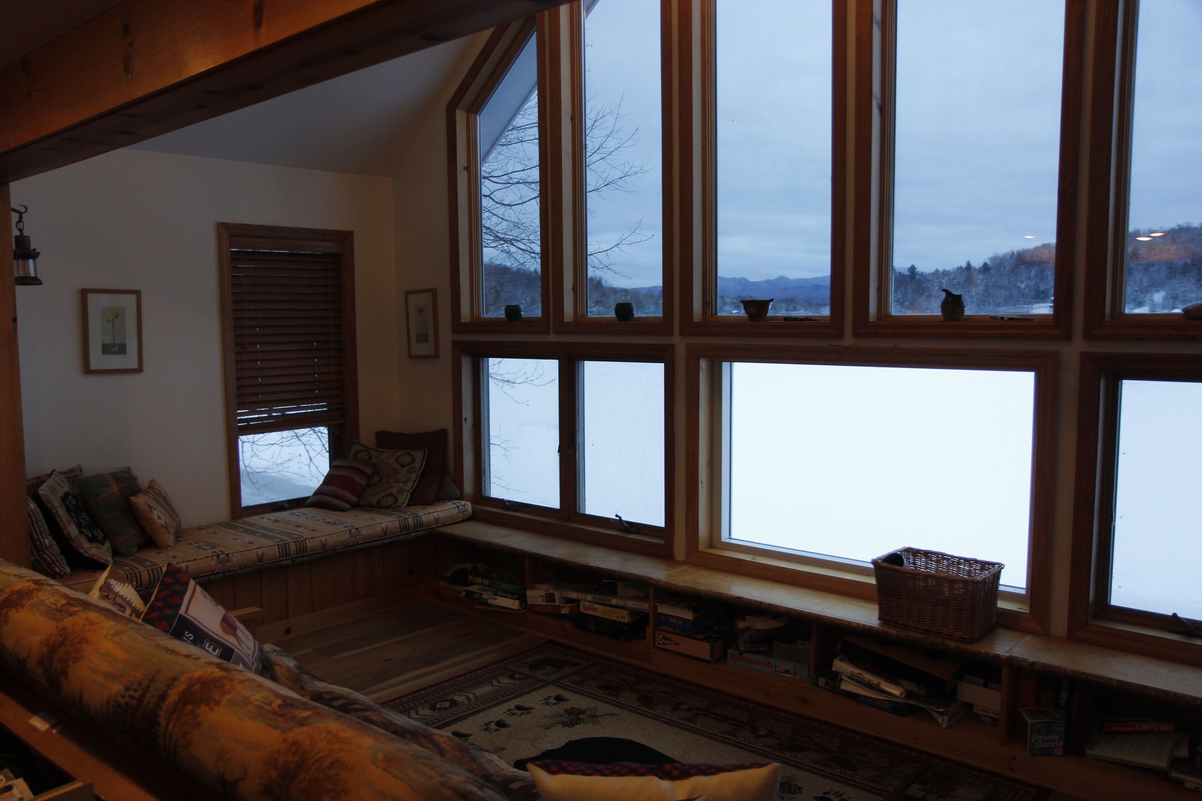 TV connectée, livres, vidéothèque, chaîne hi-fi