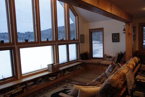 Smart-TV, Bücher, Videothek, Stereoanlage