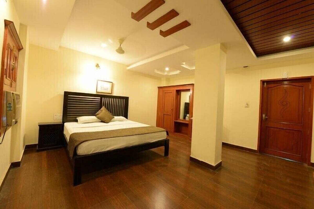 Royal Suite | Minibar, rollaway beds (surcharge), WiFi (free), bed sheets