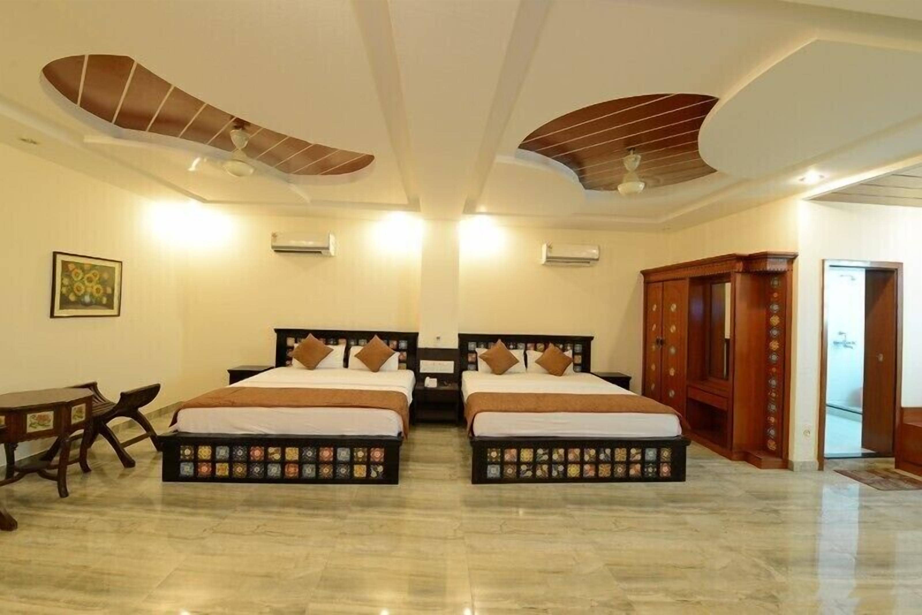 Family Quadruple Room | Minibar, rollaway beds, free WiFi, bed sheets