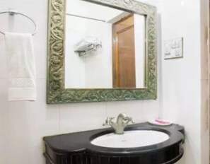 Shower, hydromassage showerhead, free toiletries, hair dryer