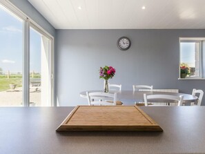 Dining - Spacious house with enclosed garden near Cherbourg (Hardinvast)