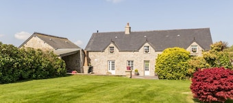 Spacious Family-Friendly Cottage with Large Garden, Fireplace, and Close to Cherbourg and the Sea