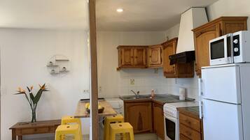 Een koelkast, een microgolfoven, een oven, een kookplaat