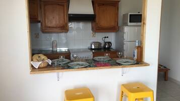 Een koelkast, een microgolfoven, een oven, een kookplaat