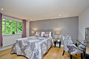 2 Schlafzimmer, Schreibtisch, Bügeleisen/Bügelbrett, Reisekinderbett