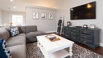 Smart TV, lettore DVD, tavolo da ping pong, videoteca