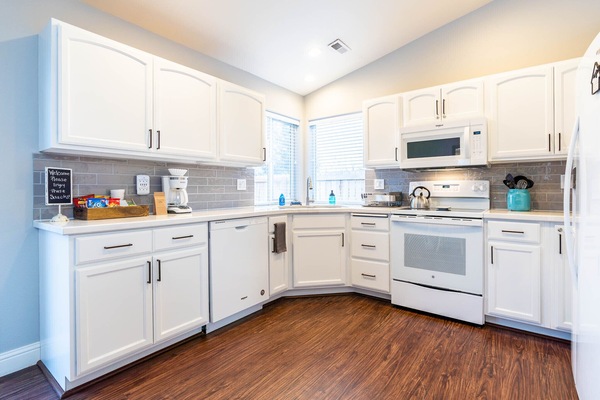 Frigorifero, microonde, forno, piano cottura