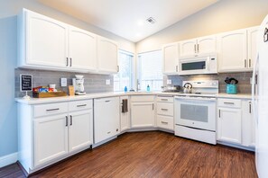 ثلاجة، ميكروويف، فرن، موقد طهي مسطح