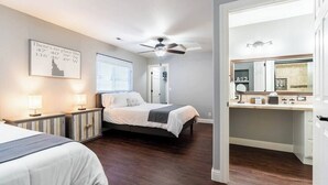 2 slaapkamers, een strijkplank/strijkijzer, reisbedje, gratis wifi