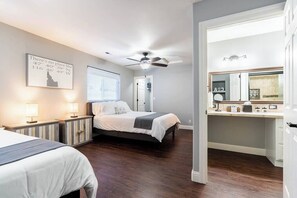 2 habitaciones, tabla de planchar con plancha y cuna de viaje 