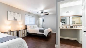 2 camere, una scrivania, ferro/asse da stiro, culla da viaggio