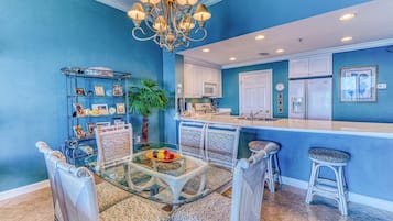 Frigorífic, microones, forn i placa de cuina