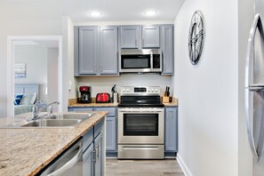 Réfrigérateur, four à micro-ondes, un four, surface de cuisson