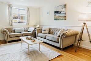 TV, stereo - The Cwtch Cottage, Wi-Fi, Washing Machine (Bude)