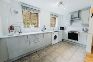 Fridge, microwave, oven, stovetop - The Cwtch Cottage, Wi-Fi, Washing Machine (Bude)