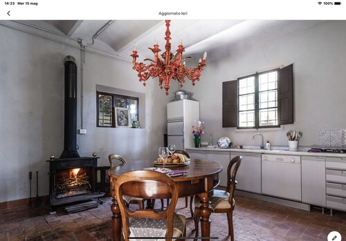 Antigua casa de campo cerca de las colinas 