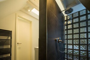 Dusche, Haartrockner, Handtücher