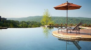 Een binnenzwembad, een buitenzwembad