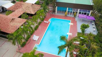 Seasonal outdoor pool, sun loungers