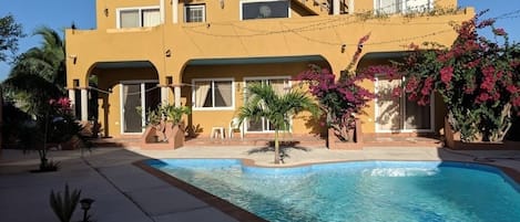 Piscina a l'aire lliure i piscina climatitzada