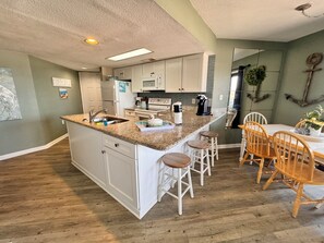 Fridge, microwave, oven, stovetop - Shopping ~ Dining ~ Fun in the sun 🌞 Hurry, Don't Walk, RUN! 🌴 (Gulf Shores)