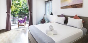 Deluxe Apartment, 1 Queen Bed, City View | Minibar, desk, soundproofing, cribs/infant beds