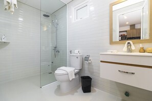 Douche, articles de toilette (gratuits), séchoir à cheveux, pantoufles