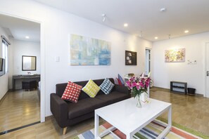 デラックス アパートメント クイーンベッド 1 台 | リビング エリア | LED テレビ