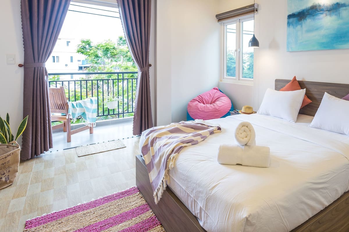 Deluxe Apartment, 1 Queen Bed, City View | Minibar, desk, soundproofing, cribs (surcharge)