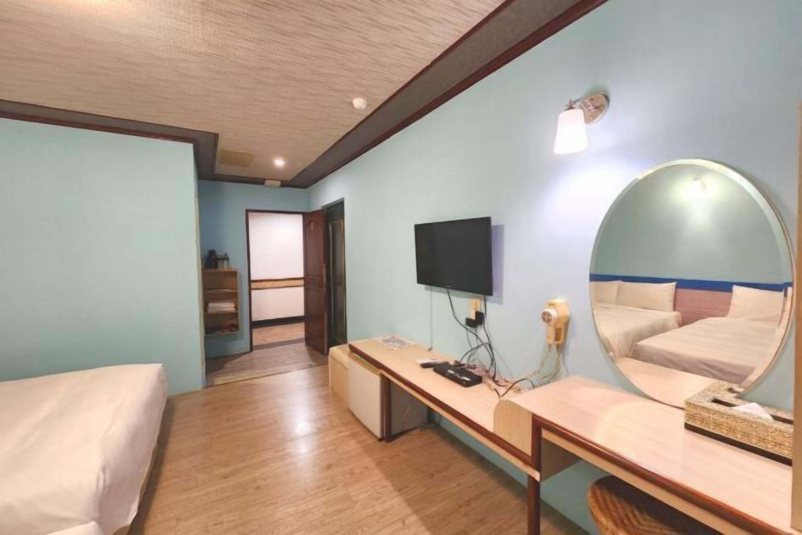 Individually decorated, desk, soundproofing, free WiFi