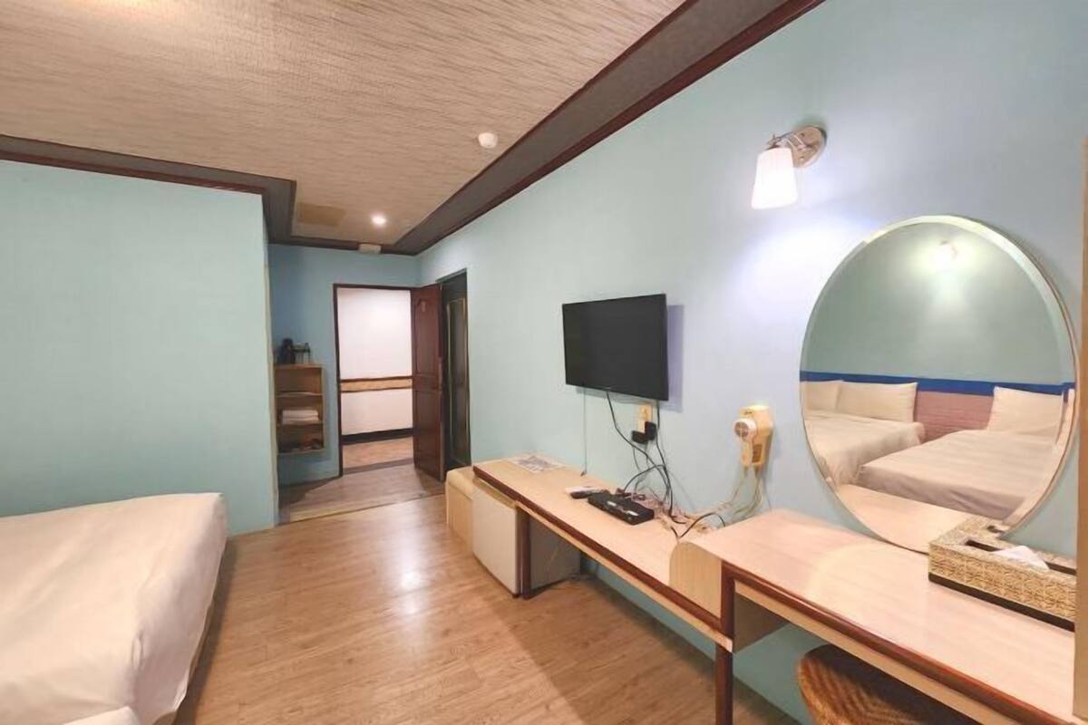 Desk, soundproofing, free WiFi, individually decorated