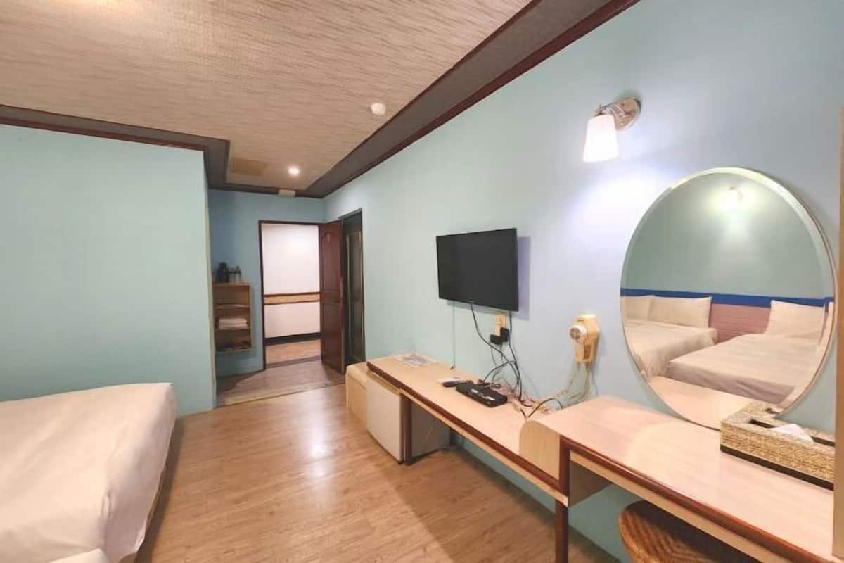 Individually decorated, desk, soundproofing, free WiFi