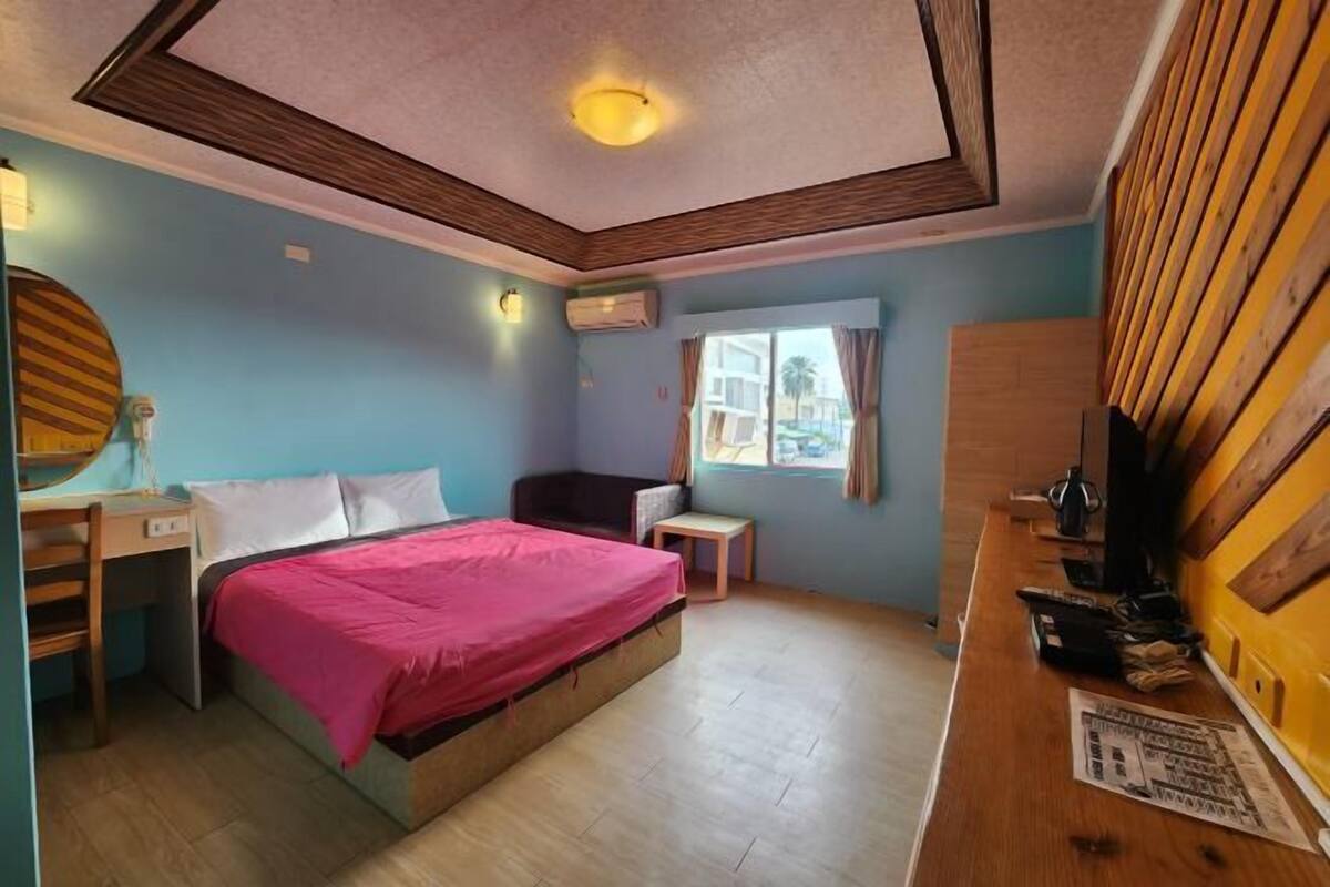 Desk, soundproofing, free WiFi, individually decorated