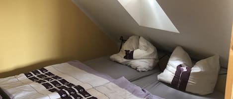 1 bedroom, cots/infant beds, WiFi, bed sheets