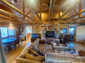 Téléviseur connecté, foyer, lecteur de DVD, livres