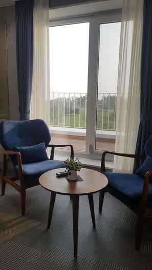 Premium bedding, down duvets, in-room safe, desk - PARKVIEW (Incheon)