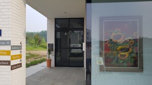 Pintu masuk properti