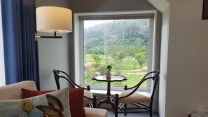 Suite Keluarga, teras, pemandangan taman | Area keluarga | Televisi layar datar 40-inci dengan saluran TV digital dan TV