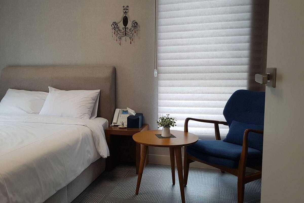Premium Single Room, Park View | Premium bedding, down duvets, in-room safe, desk
