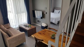 Suite Keluarga, teras, pemandangan taman | Area keluarga | Televisi layar datar 40-inci dengan saluran TV digital dan TV