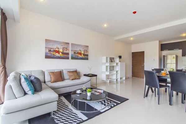 Familienapartment, 2 Schlafzimmer, Balkon, Gartenblick | Wohnbereich