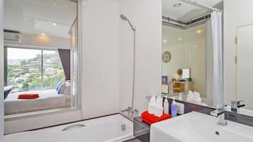 Deluxe Studio Suite, Kitchen, Garden View | Deep soaking bathtub