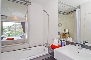 Deluxe Studio Suite, Kitchen, Garden View | Deep soaking bathtub