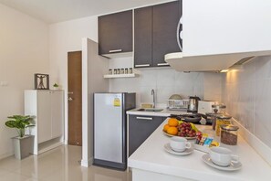 Deluxe Studio Suite, Kitchen, Garden View | Private kitchenette
