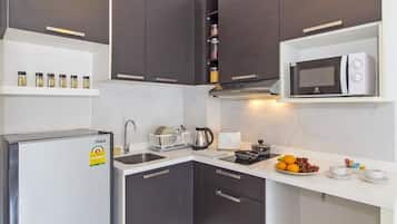Deluxe Studio Suite, Kitchen, Garden View | Private kitchenette | Full-sized fridge, microwave, stovetop, electric kettle