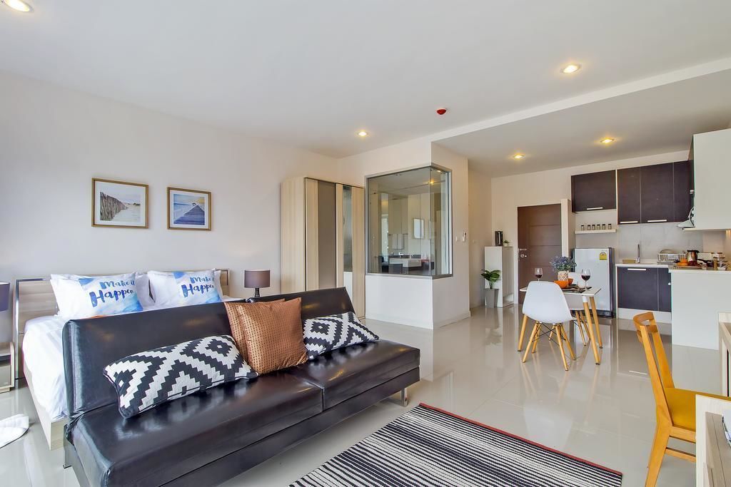 Deluxe Studio Suite, Kitchen, Garden View | In-room safe, blackout drapes, soundproofing, iron/ironing board