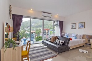 Deluxe Studio Suite, Kitchen, Garden View